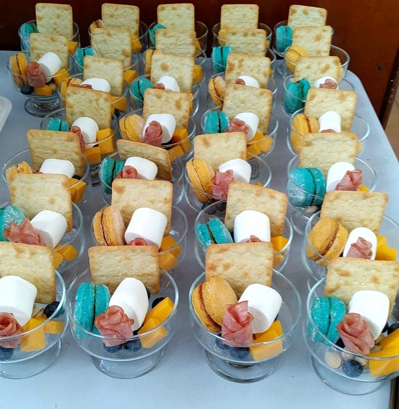 Copas de bocaditos preparadas para una celebración